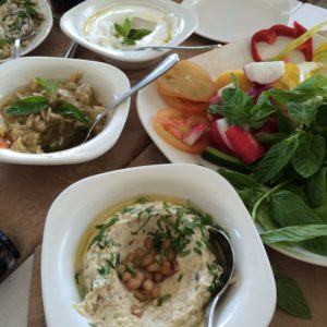https://mkt.visitajordania.com/jordania/public/img-blog/2015/10/Foto1-Hummus-300x300.jpg