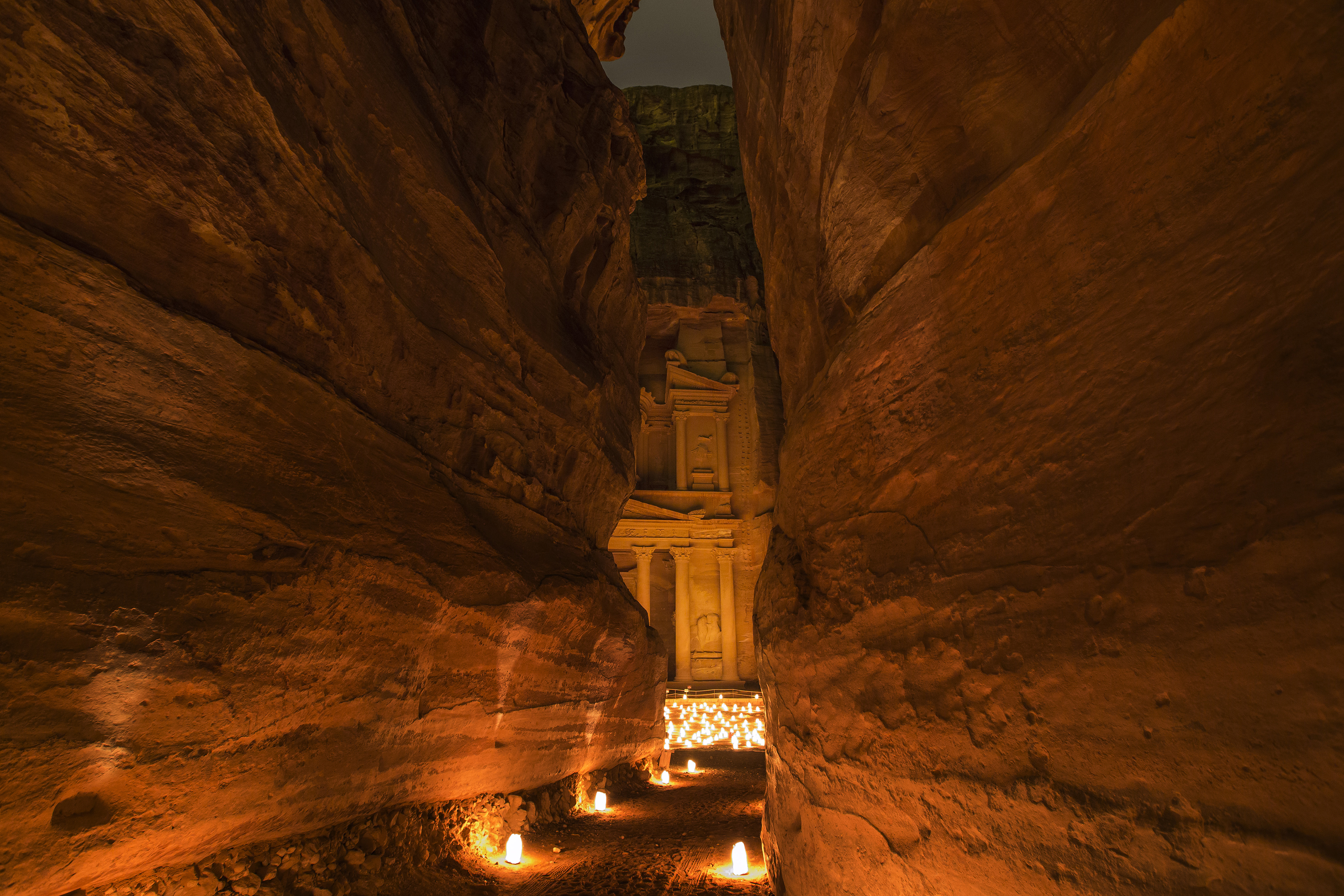 https://mkt.visitajordania.com/jordania/public/img-blog/2018/07/Petra-by-night-siq-trail.jpg