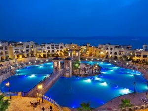 https://mkt.visitajordania.com/jordania/public/img-blog/2018/07/crowne-plaza-swemieh-4485209826-4x3-300x225.jpeg