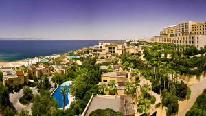 https://mkt.visitajordania.com/jordania/public/img-blog/2018/07/kempinski-ishtar-aerila-view-dead-sea-300x169.jpg
