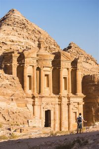 https://mkt.visitajordania.com/jordania/public/img-blog/2018/12/hiking-petra-jordan-98ca339a2261-1-200x300.jpg
