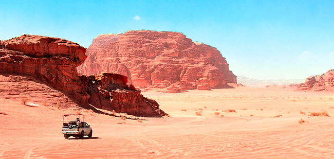 https://mkt.visitajordania.com/jordania/public/img-blog/2019/12/wadi-rum-jeep.jpg