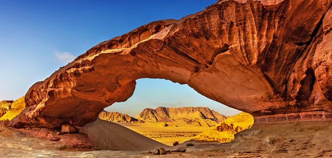 https://mkt.visitajordania.com/jordania/public/img-blog/2019/12/wadi-rum-rock.jpg