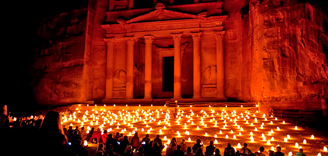 https://mkt.visitajordania.com/jordania/public/img-blog/2020/01/07-petra-by-night.jpg