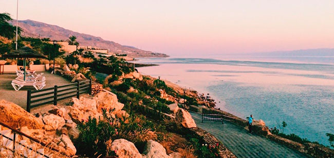 https://mkt.visitajordania.com/jordania/public/img-blog/2020/01/Dead-Sea-from-the-Jordanian-side-650.jpg