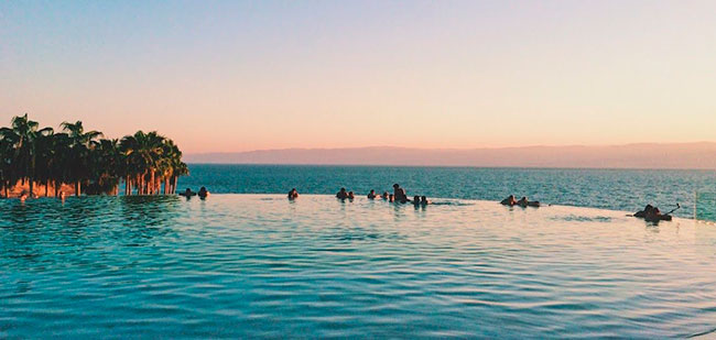 https://mkt.visitajordania.com/jordania/public/img-blog/2020/01/Infinity-pool-above-the-dead-sea-650.jpg