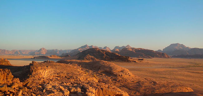 https://mkt.visitajordania.com/jordania/public/img-blog/2020/01/Sunset-in-Wadi-Rum-Jordan-650.jpg