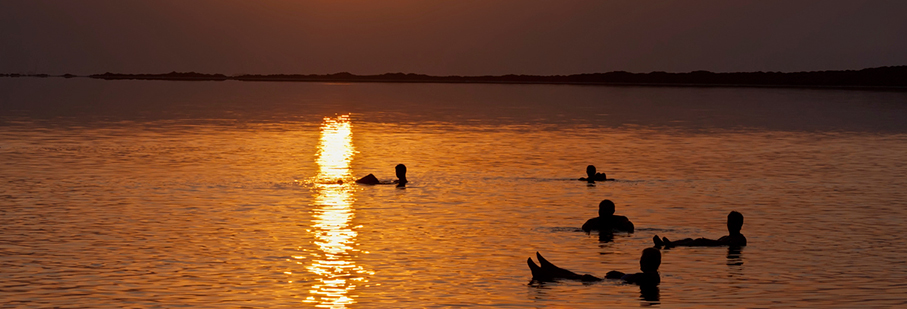 https://mkt.visitajordania.com/jordania/public/img-blog/2020/12/01-int_flotar-mar-muerto.jpg