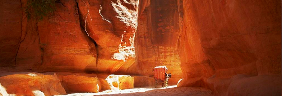 https://mkt.visitajordania.com/jordania/public/img-blog/2021/04/2-guia-petra.jpg