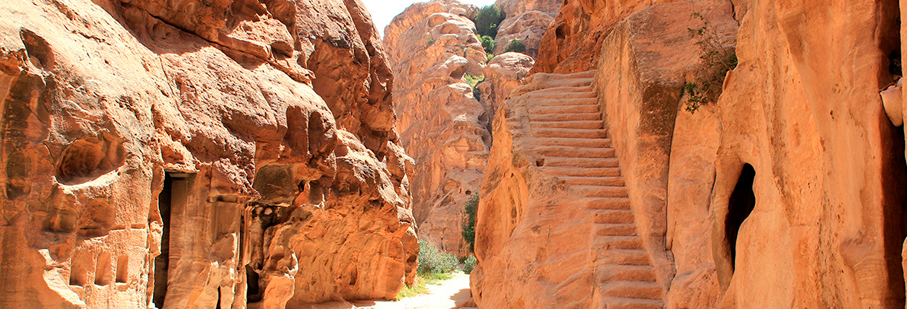 https://mkt.visitajordania.com/jordania/public/img-blog/2021/04/3-guia-petra.jpg