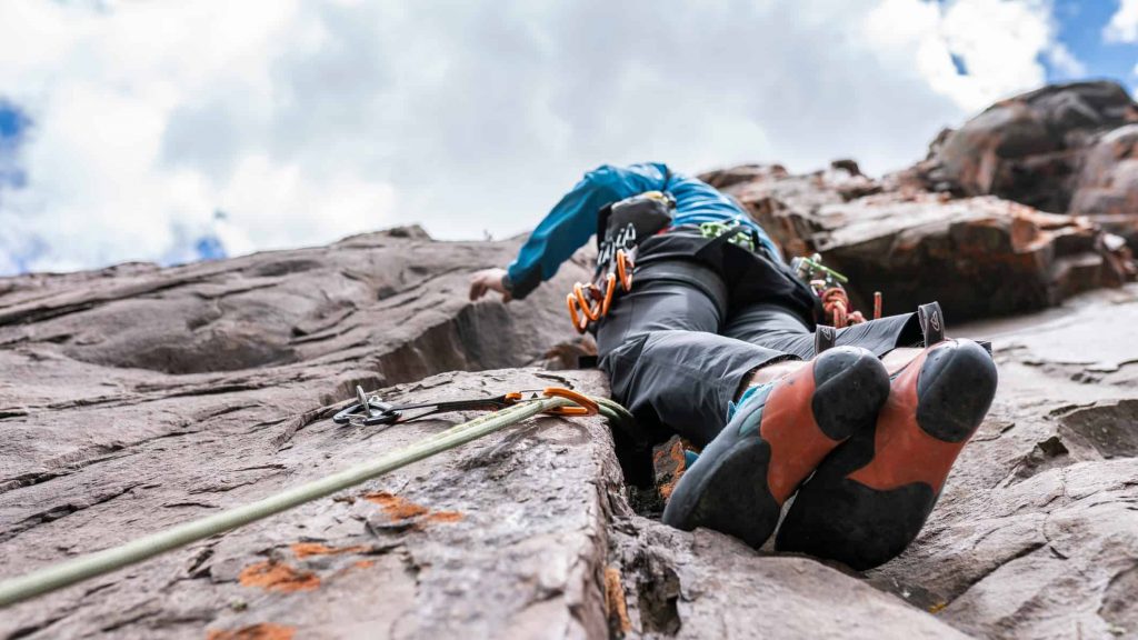 https://mkt.visitajordania.com/jordania/public/img-blog/2021/08/escalada-1024x576.jpg