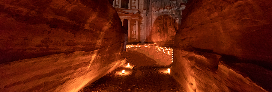 https://mkt.visitajordania.com/jordania/public/img-blog/2021/08/petra-night-aventura.jpg