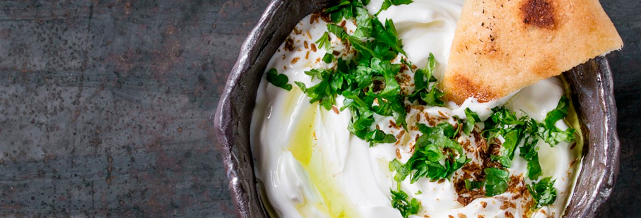 https://mkt.visitajordania.com/jordania/public/img-blog/2021/09/LABNEH-gastronomia-jordana.jpg
