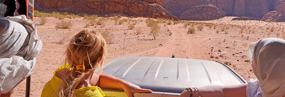 https://mkt.visitajordania.com/jordania/public/img-blog/2021/09/jeep-aventura-en-WADIRUM.jpg
