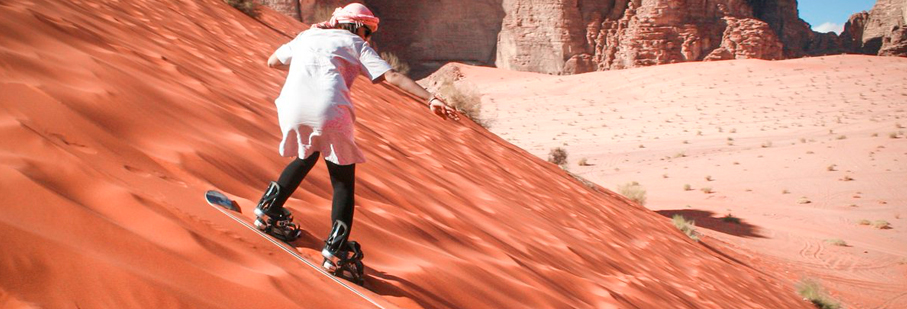 https://mkt.visitajordania.com/jordania/public/img-blog/2021/09/sandboarding-aventura-en-WADIRUM-.jpg