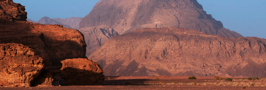 https://mkt.visitajordania.com/jordania/public/img-blog/2021/11/interior-wadi-rum—que-hacer-en-jordania.jpg