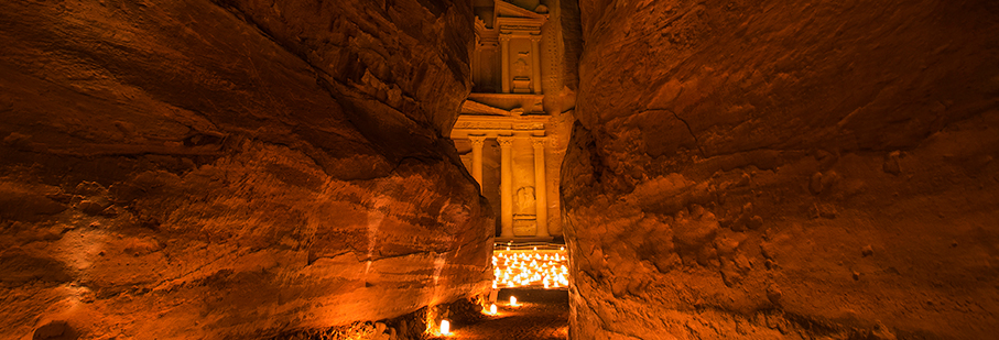 https://mkt.visitajordania.com/jordania/public/img-blog/2022/06/2-petra-de-noche.jpg