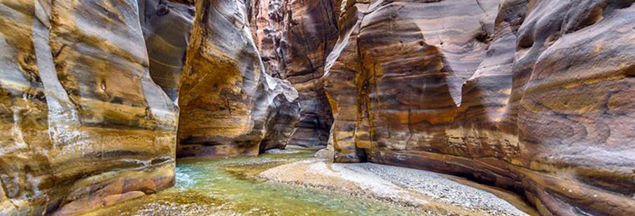 https://mkt.visitajordania.com/jordania/public/img-blog/2022/07/wadi-mujib-atracciones-en-jordania.jpg