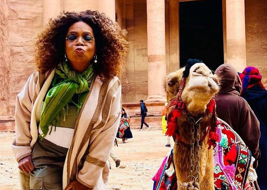 https://mkt.visitajordania.com/jordania/public/img-blog/2023/04/oprah-celebridades-en-jordania-1.jpg
