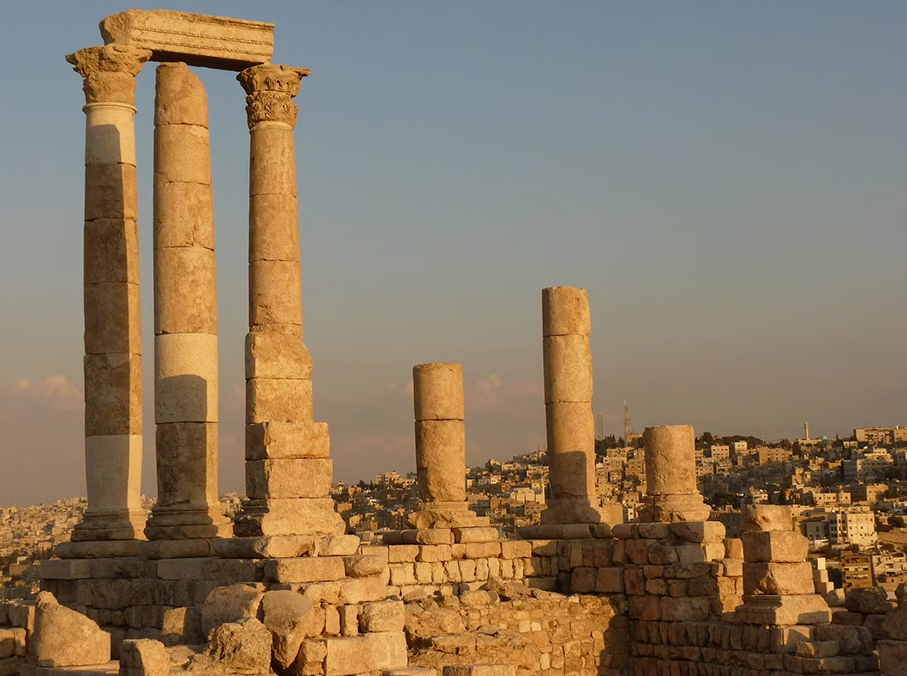 https://mkt.visitajordania.com/jordania/storage/app/public/images/02-ruinas-romanas-amman.jpg