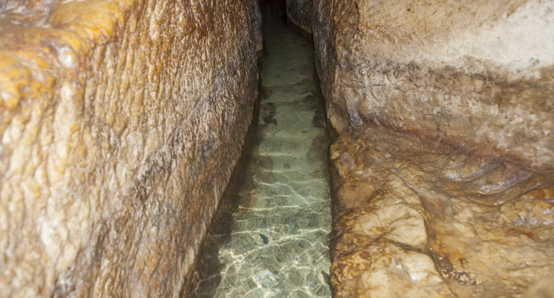 https://mkt.visitajordania.com/jordania/storage/app/public/images/1-ancient-water-tunnel-in-the-levant.png