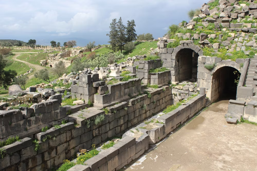 https://mkt.visitajordania.com/jordania/storage/app/public/images/2-umm-qais-archaeological-site-of-the-ancient-gadara.png