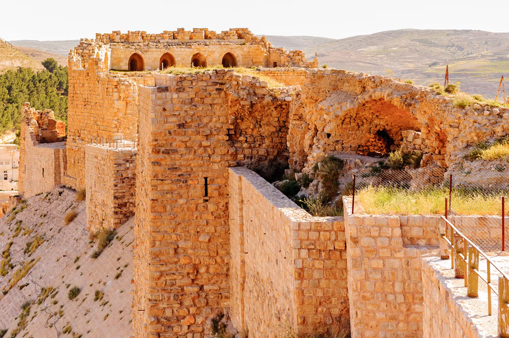 https://mkt.visitajordania.com/jordania/storage/app/public/images/3-part-of-the-kerak-castle.png