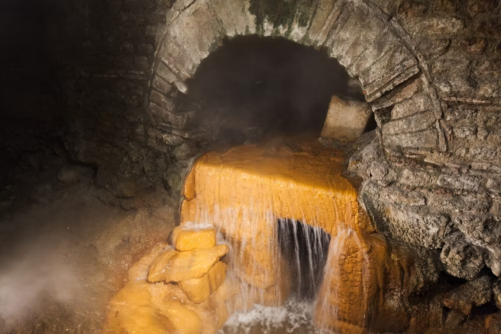 https://mkt.visitajordania.com/jordania/storage/app/public/images/4-ancient-roman-water-tunnel.png