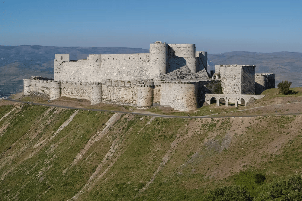 https://mkt.visitajordania.com/jordania/storage/app/public/images/4-krak-des-chevaliers-medieval-crusader-castle-in-syria.png