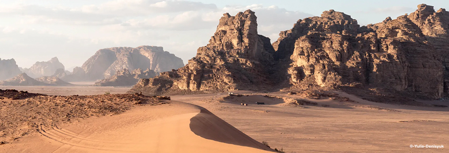 https://mkt.visitajordania.com/jordania/storage/app/public/images/64d69ab39b81b_portada-silencio-en-wadi-rum.jpg