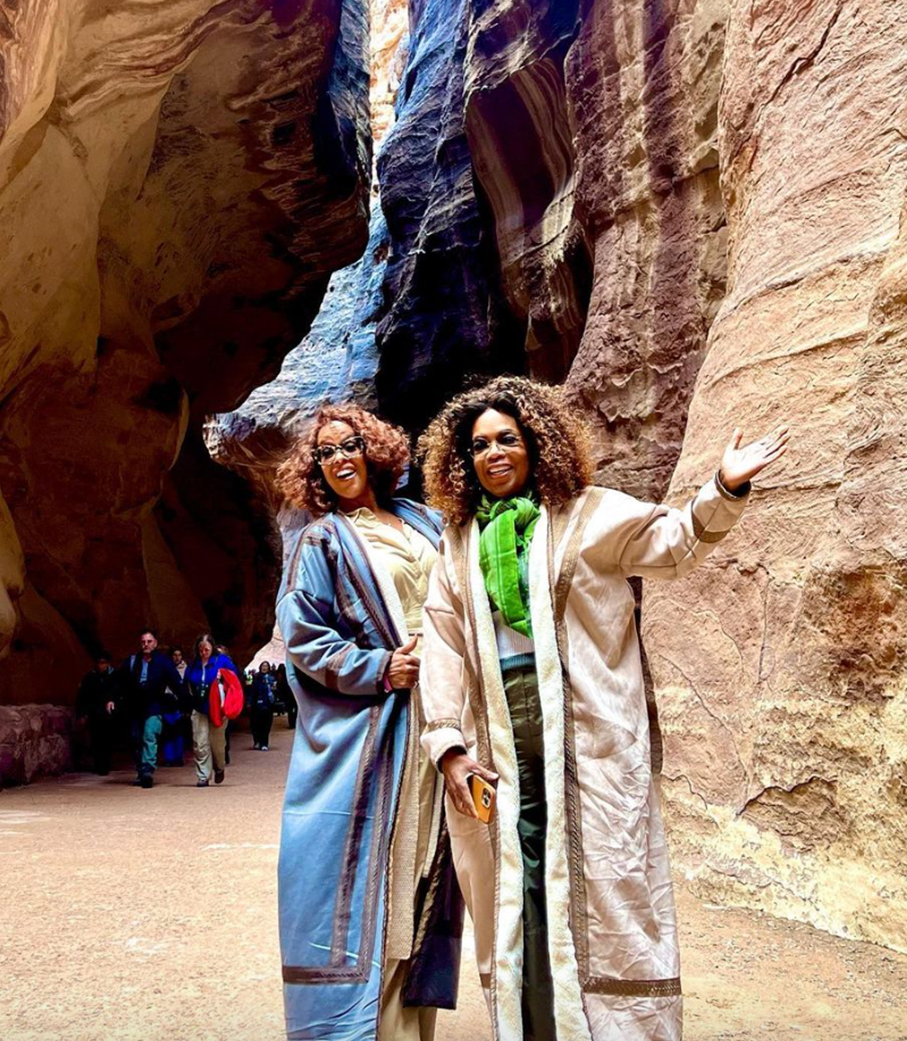 https://mkt.visitajordania.com/jordania/storage/app/public/images/64dbb29db03bd_2-ophra-winfrey-visita-jordania.jpg