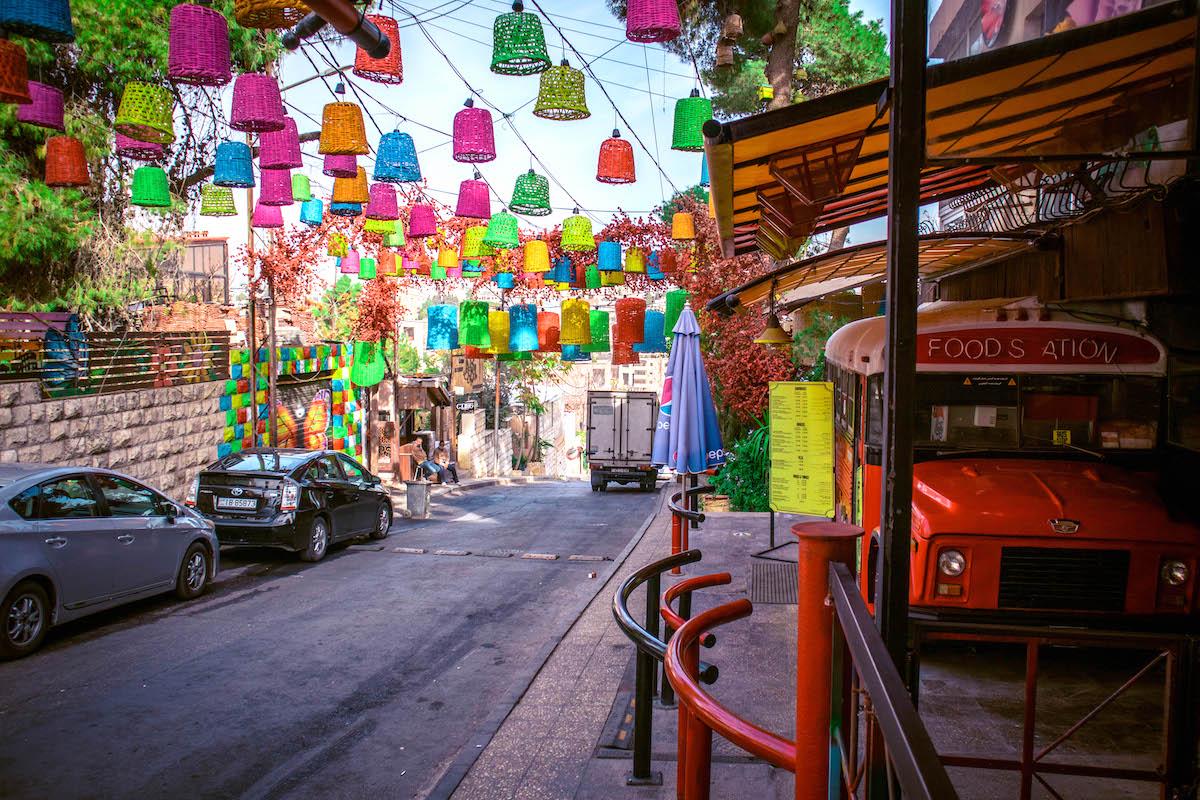 https://mkt.visitajordania.com/jordania/storage/app/public/images/64dbde0479ecd_2-amman-rainbow-street-3.jpeg