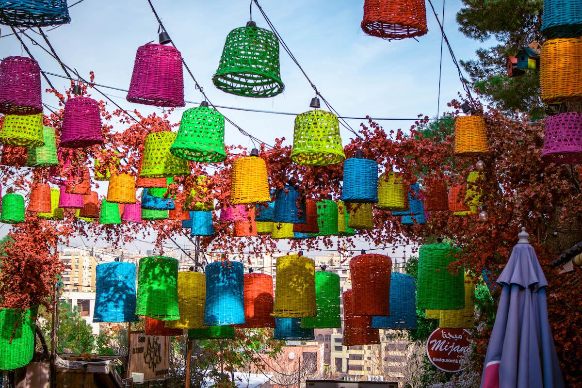 https://mkt.visitajordania.com/jordania/storage/app/public/images/64dbde536f9ff_4-amman-rainbow-street-4.jpeg
