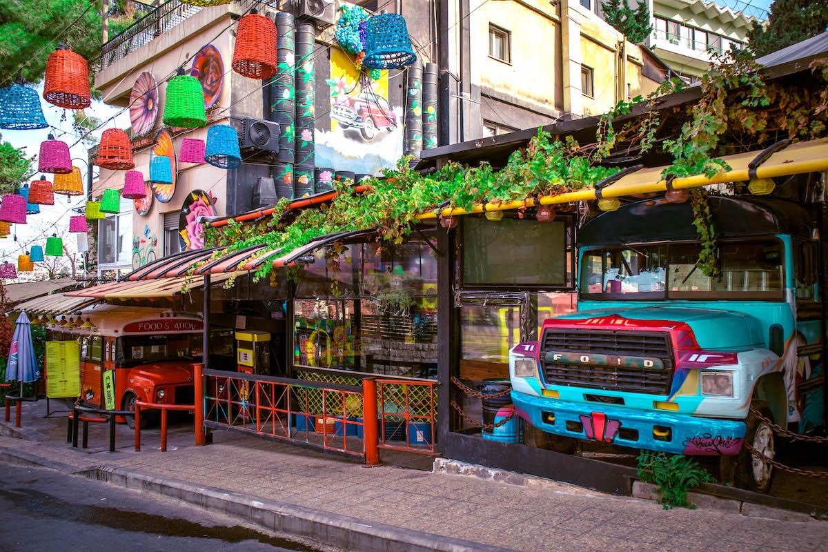 https://mkt.visitajordania.com/jordania/storage/app/public/images/64dbde834851a_5-amman-rainbow-street-2.jpeg