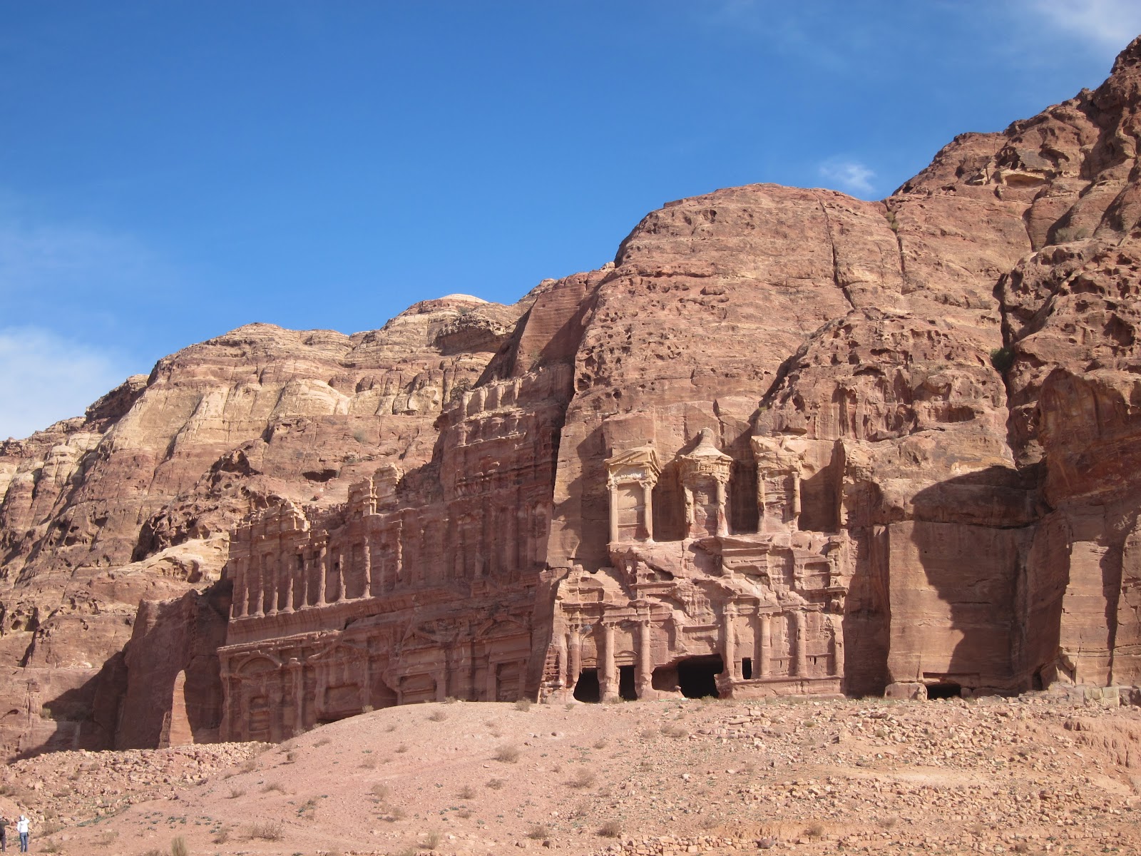 https://mkt.visitajordania.com/jordania/storage/app/public/images/64dbe65830a07_royal-tombs.jpeg