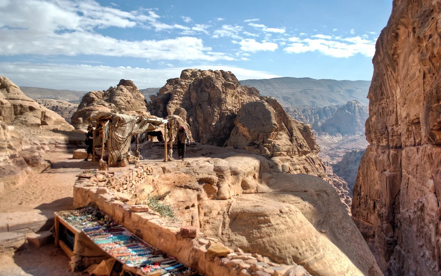https://mkt.visitajordania.com/jordania/storage/app/public/images/64dbe6c9a53d9_petra-souvenir-shop.jpg	