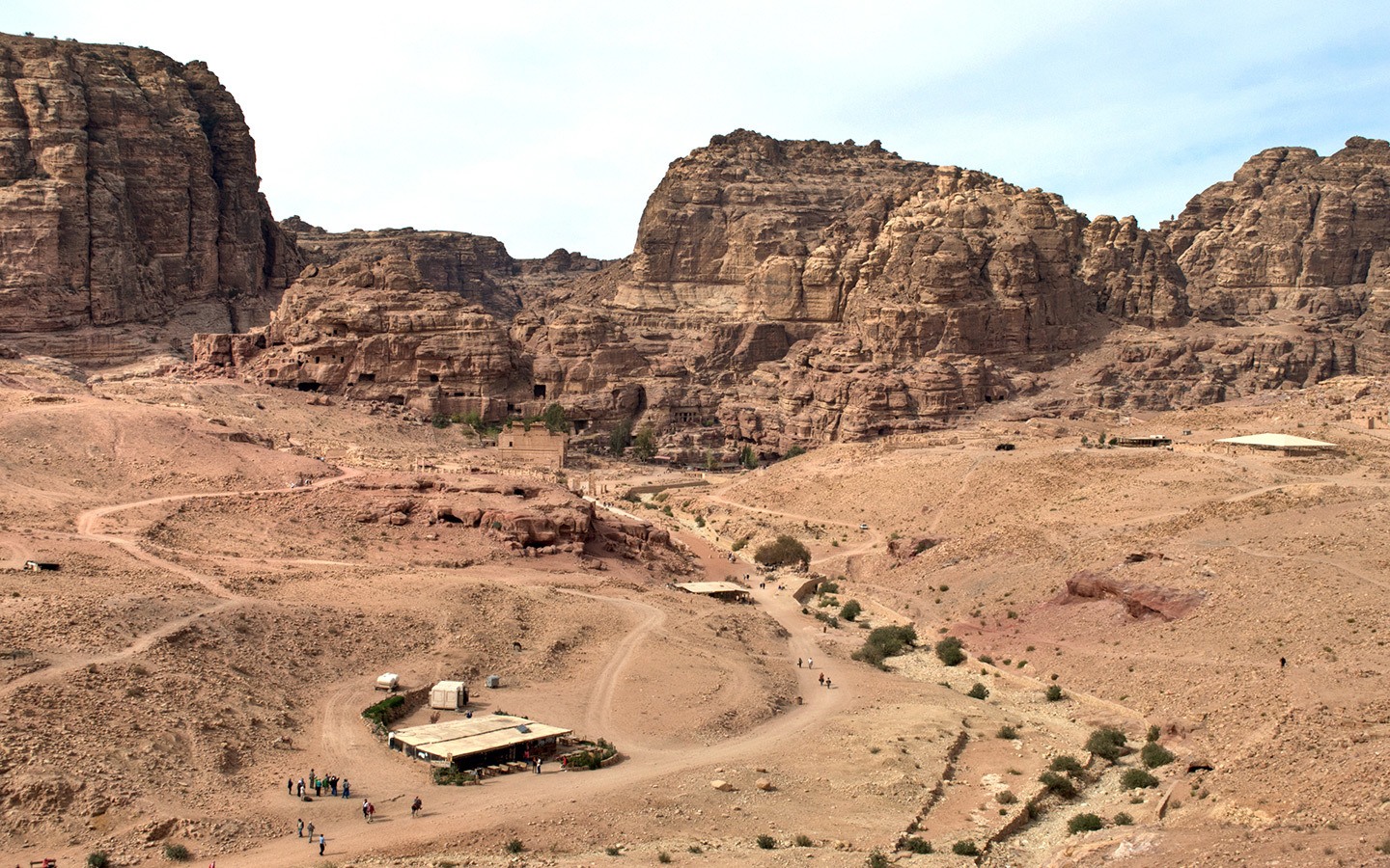 https://mkt.visitajordania.com/jordania/storage/app/public/images/64dbe746a655e_petra-views-from-urn-tomb.jpeg