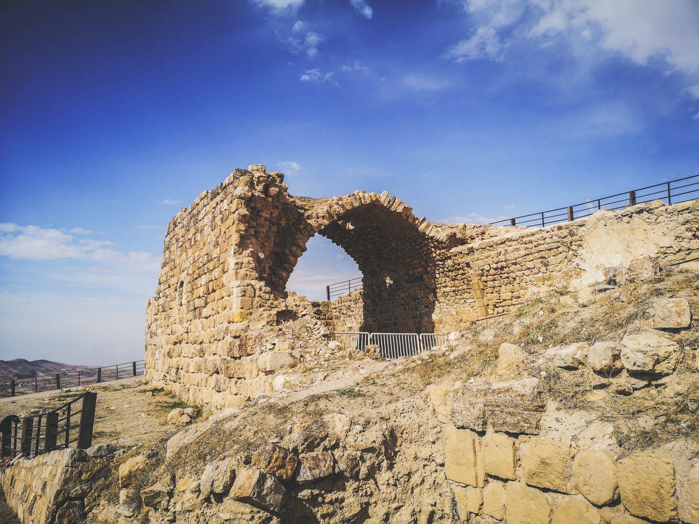 https://mkt.visitajordania.com/jordania/storage/app/public/images/64dbed0a493f5_7-ruins-of-al-karak-castle-jordan-2-1366x1024.jpeg