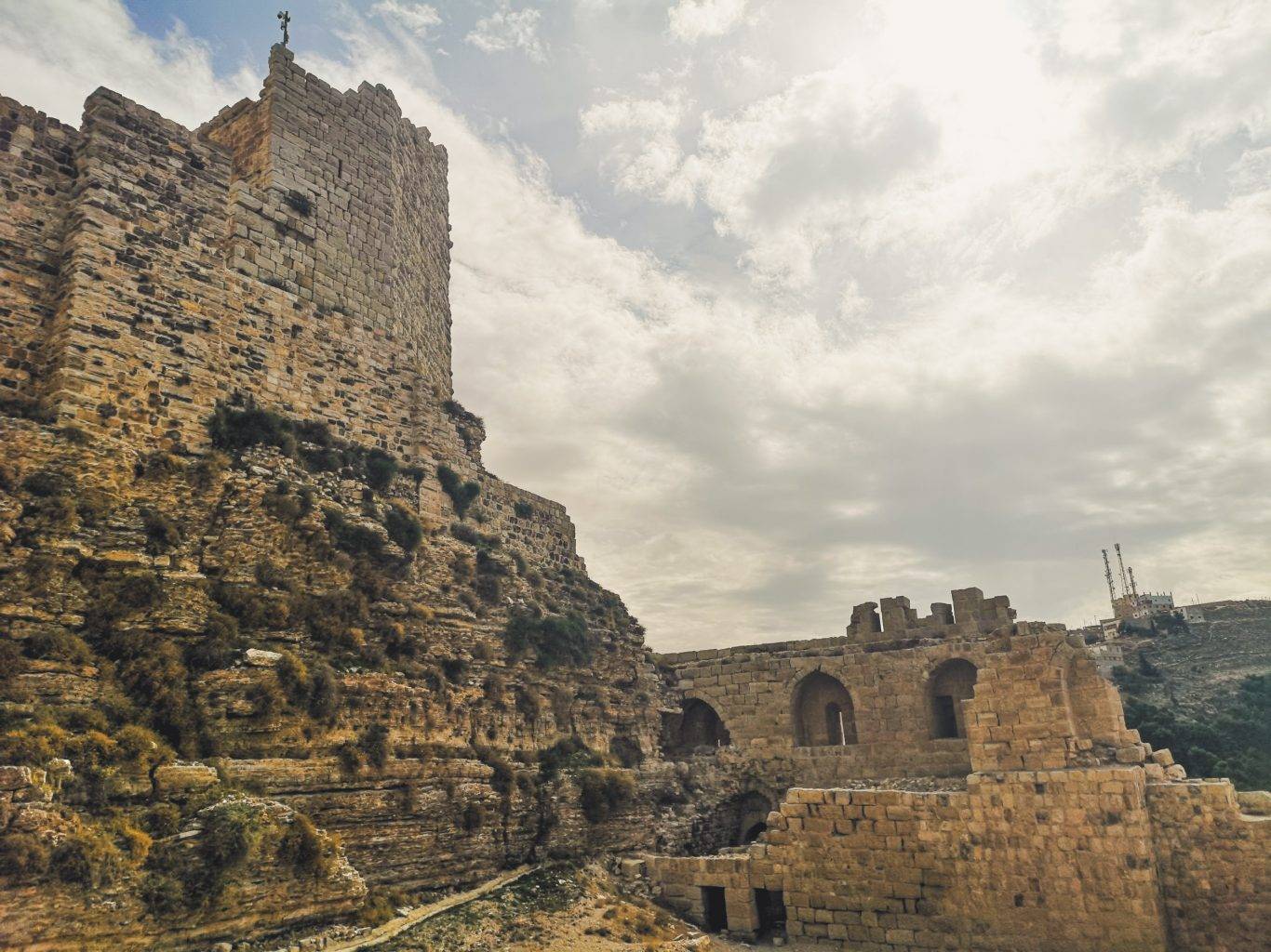 https://mkt.visitajordania.com/jordania/storage/app/public/images/64dbed71bc3ae_13-baibars-tower-al-karak-castle-jordan-1366x1024.jpeg