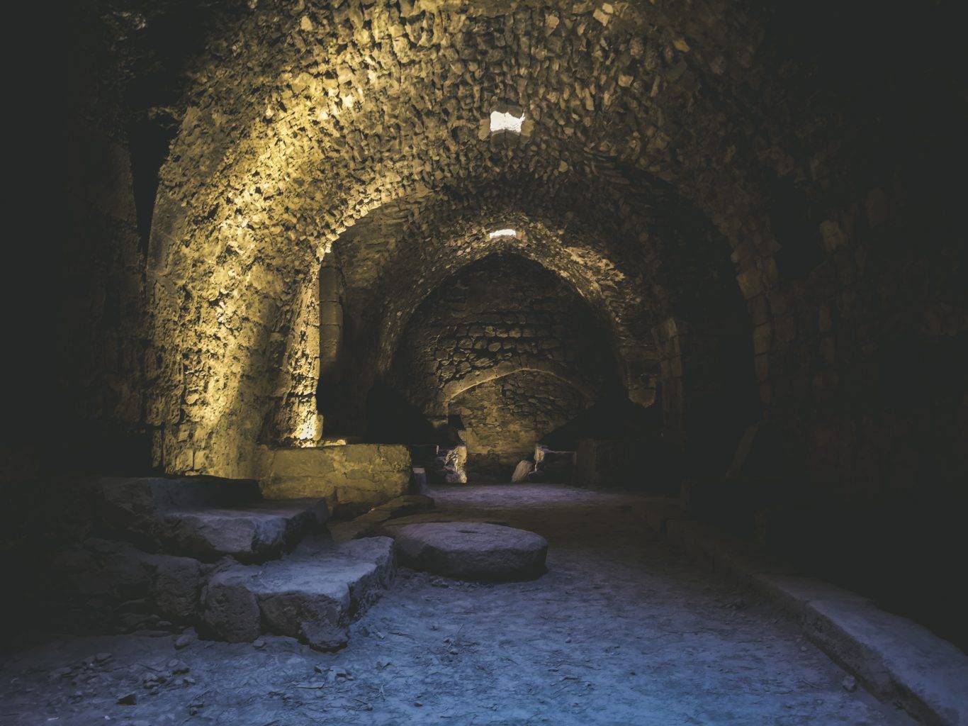 https://mkt.visitajordania.com/jordania/storage/app/public/images/64dbf979b79b1_18-tunnels-of-al-karak-castle-jordan-1366x1024.jpeg