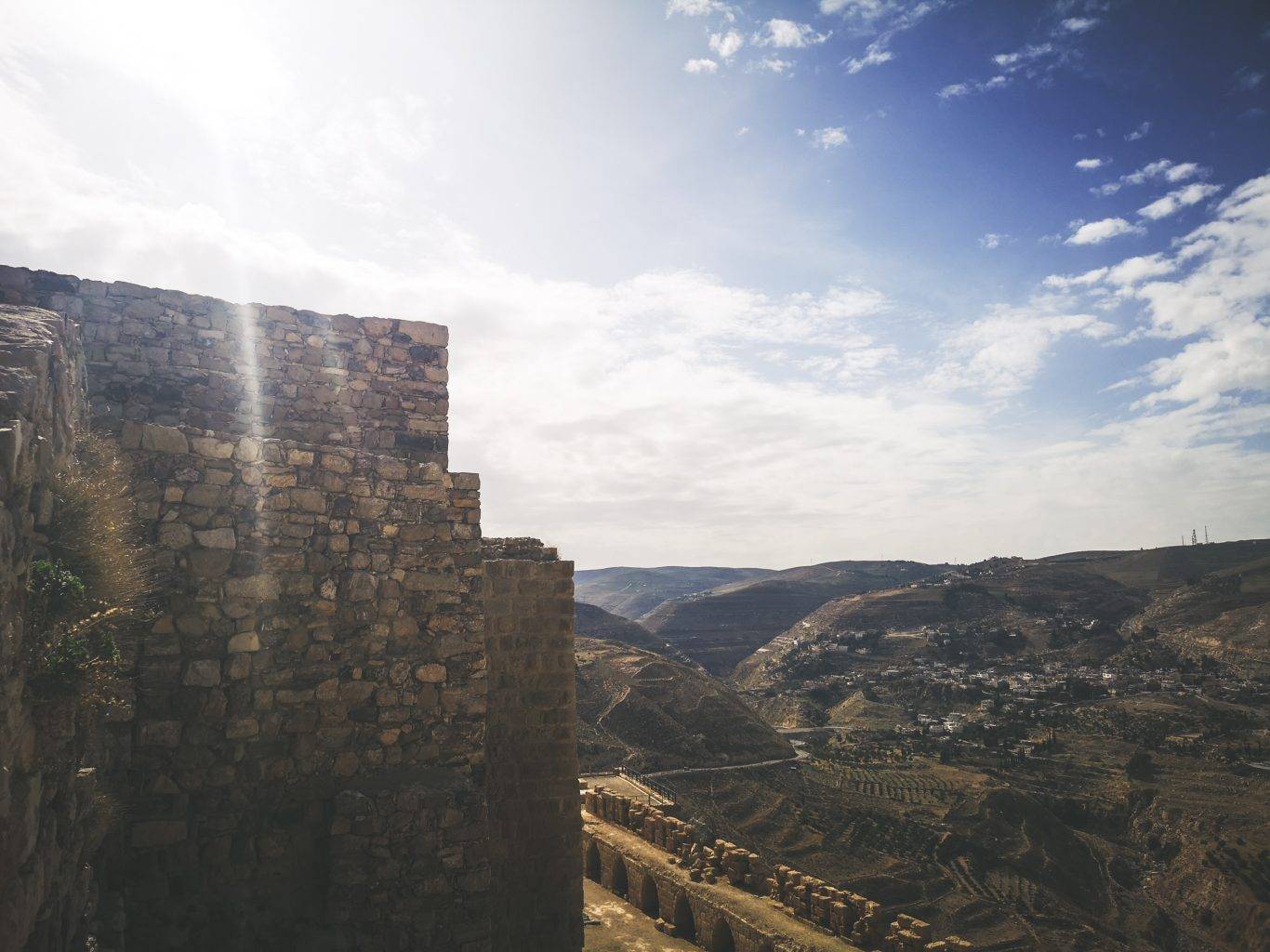 https://mkt.visitajordania.com/jordania/storage/app/public/images/64dbfa514fafd_16-view-from-al-karak-castle-jordan-1366x1024.jpeg