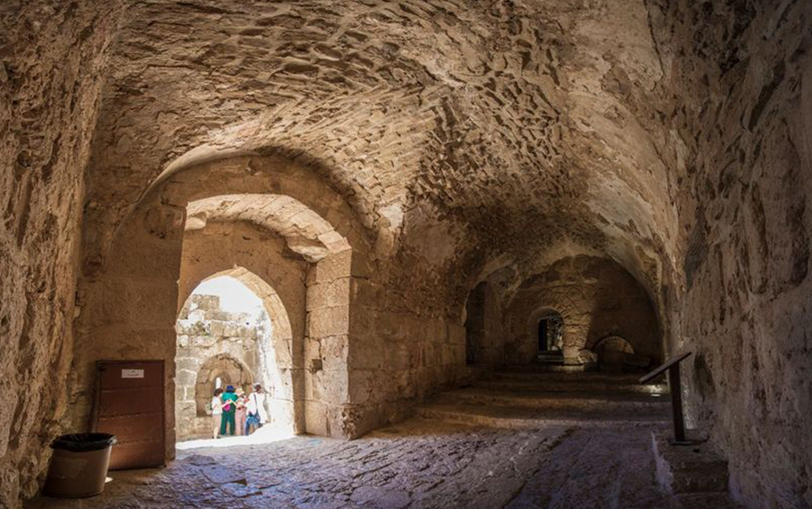 https://mkt.visitajordania.com/jordania/storage/app/public/images/64e54f92a4094_interior-1-castillo-ajloun.jpg